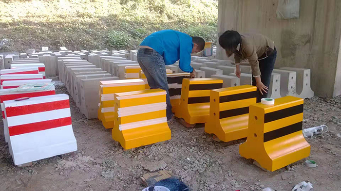 水泥隔离墩