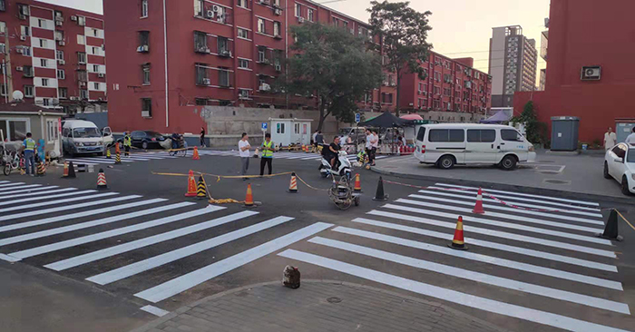 人行道斑马线划线施工